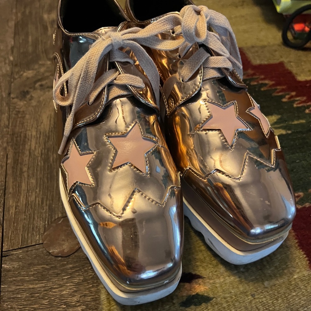 Daiyaer Metallic Star Sneakers with Pink Accents Platform